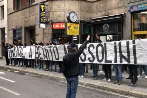 Plusieurs supporters romains ont brandi une banderole en hommage à Mussolini dans les rues de Milan avant le match. 