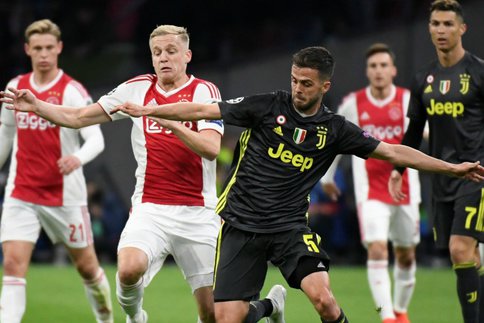 Van De Beek et Pjanic. (Reuters) Van De Beek et Pjanic. (Reuters)