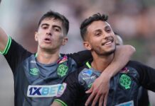 بدون هزيمة.. الرجاء يتوج بلقب البطولة الاحترافية