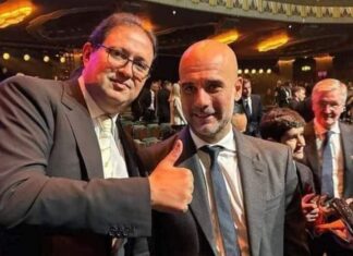 ٱيت منا يثير الجدل في صورة له مع غوارديولا