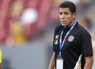 عموتة مهدد بالإقالة من الجزيرة الإماراتي بسبب النتائج السلبية