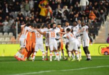 نهضة بركان يتوج بلقب البطولة الاحترافية للمرة الأولى في تاريخه