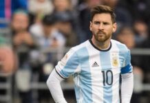 ميسي يواسي لاعبي الأرجنتين بعد الهزيمة أمام أشبال الأطلس