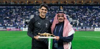 الهلال يكرم ياسين بونو بعد تتويجه بجائزة أفضل حارس في إفريقيا