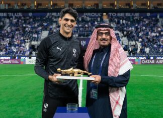 الهلال يكرم ياسين بونو بعد تتويجه بجائزة أفضل حارس في إفريقيا