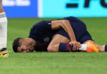 أشرف حكيمي يخرج مصابا من مباراة سان جيرمان وبايرن ميونخ