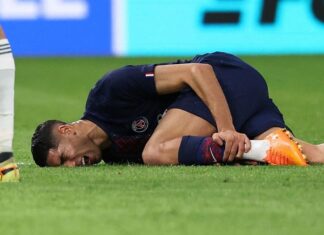 أشرف حكيمي يخرج مصابا من مباراة سان جيرمان وبايرن ميونخ