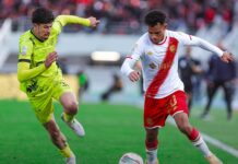 المغرب الفاسي يفوز على الوداد الرياضي ويتصدر الدوري الاحترافي