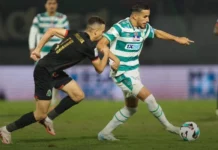 عز الدين بو الفايد يقود مباراة الجيش الملكي والرجاء الرياضي