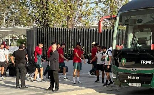بعثة المنتخب المغربي تحل بطنجة استعدادا لمواجهة مالي