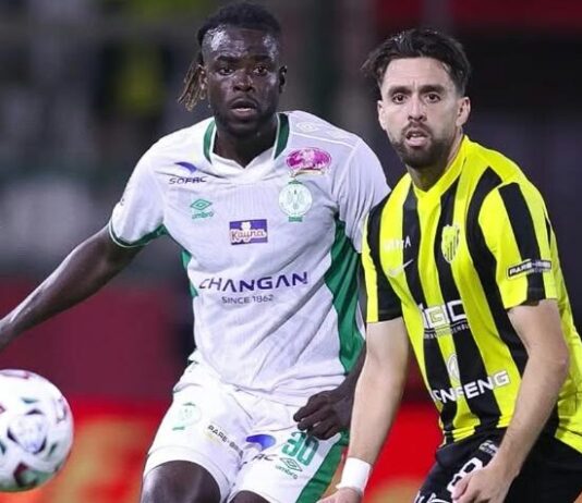 المغرب الفاسي والرجاء الرياضي يقتسمان نقاط القمة في مكناس