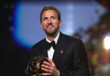 هاري كين يتوج بالكرة الذهبية لأفضل لاعب في العالم لعام 2026